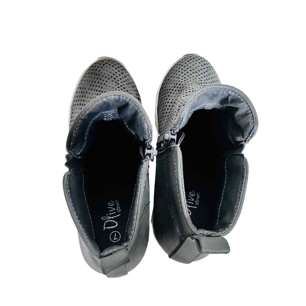 Olive Street Perforated Platform Sneakers 7 Casual Travel Athleisure Sporty Gray — image 7 of 8